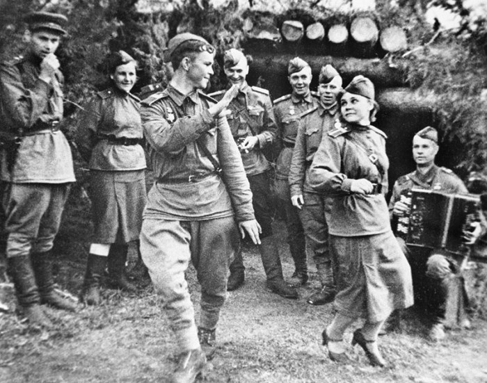 60656 01.06.1943 Советские солдаты танцуют в минуты отдыха. РИА Новости/РИА Новости